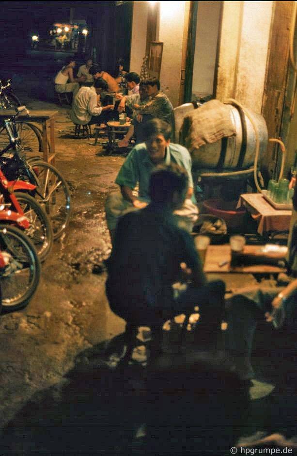 Bia hơi vỉa hè, Hà Nội 1993.